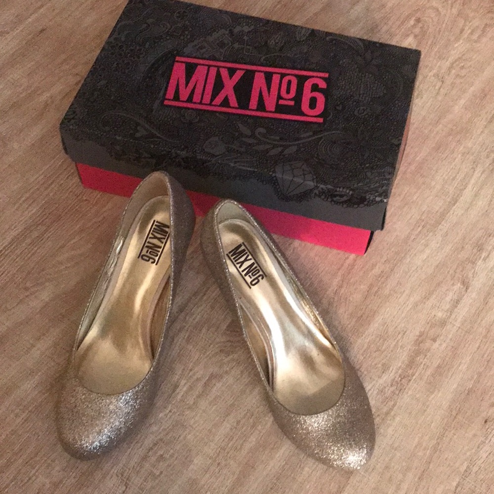 Gold glitter pumps